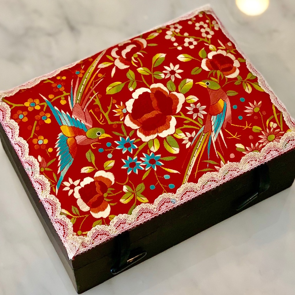 Vintage Chinese Silk Embroidered Love Birds Box